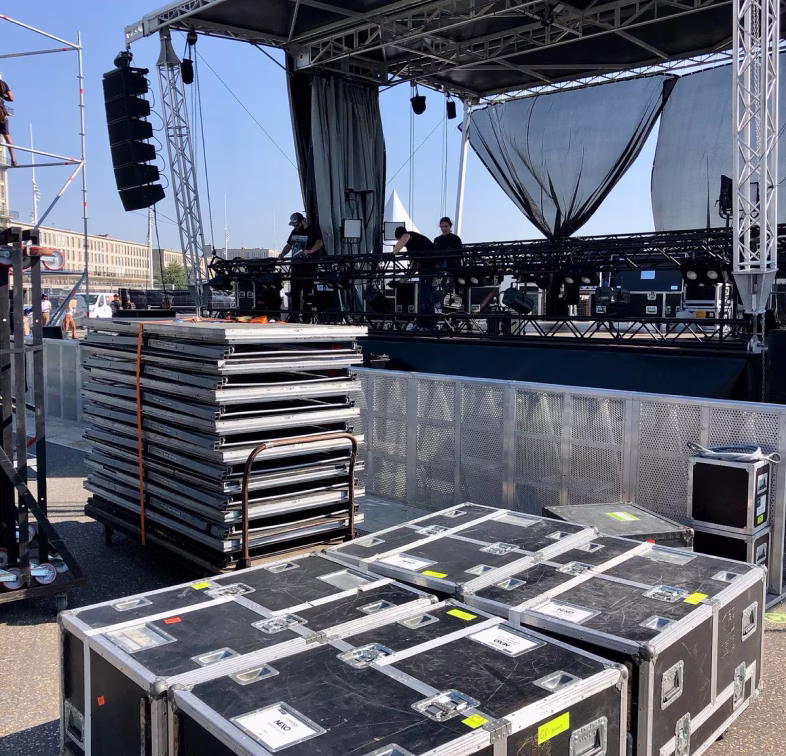 Photo d'un concert en plein air avec un public enthousiaste